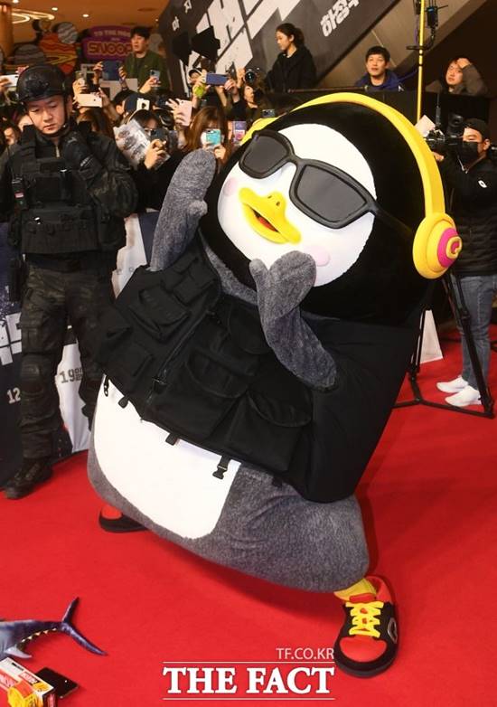 영화 백두산 레드카펫에 참석한 펭수의 모습. /이동률 기자