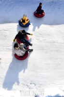 [TF포토] 가족이 함께 즐기는 눈썰매