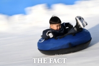 [TF포토] 눈썰매 즐기는 어린이