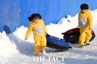 [TF포토] '영차영차~' 눈썰매 옮기는 어린이
