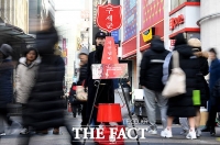 [TF포토] '인파 속 따뜻한 온정 기다리는 구세군 자선냄비'