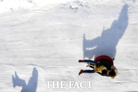 [TF포토] '눈썰매는 이 자세로'