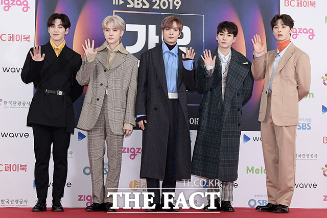 그룹 뉴이스트가 25일 오후 서울 구로구 고척스카이돔에서 열린 2019 SBS 가요대전 포토월 행사에 참석해 포즈를 취하고 있다. /이선화 기자