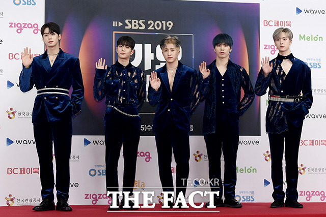 그룹 아스트로가 25일 오후 서울 구로구 고척스카이돔에서 열린 2019 SBS 가요대전 포토월 행사에 참석해 포즈를 취하고 있다. /이선화 기자