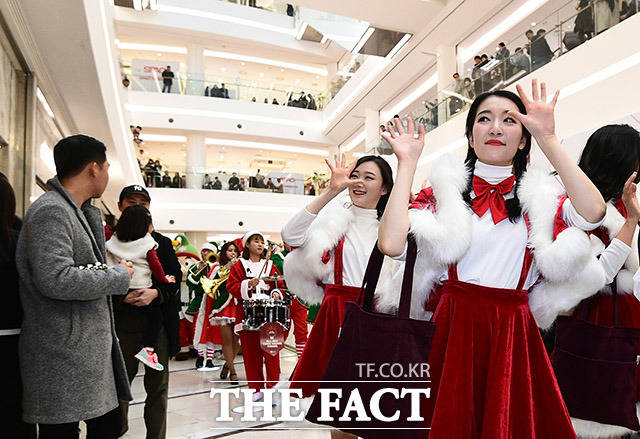 크리스마스인 25일 오후 서울 영등포구 타임스퀘어에서 크리스마스 올 뉴 타임스퀘어 퍼레이드가 열린 가운데 고적대가 관람객들에게 인사하며 이동하고 있다. /이동률 기자