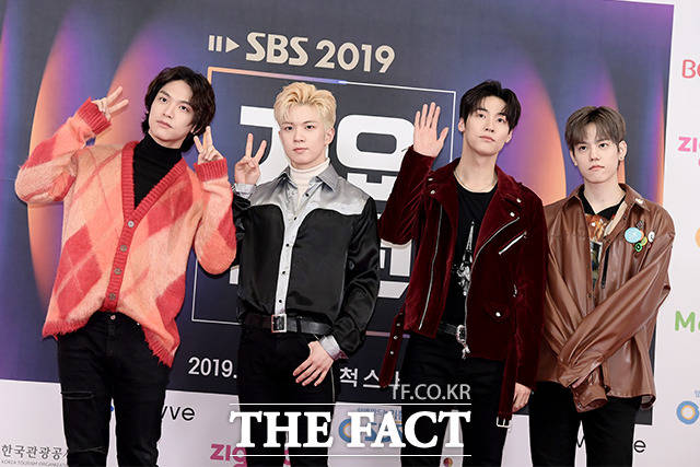 그룹 엔플라잉이 25일 오후 서울 구로구 고척스카이돔에서 열린 2019 SBS 가요대전 포토월 행사에 참석해 포즈를 취하고 있다. /이선화 기자