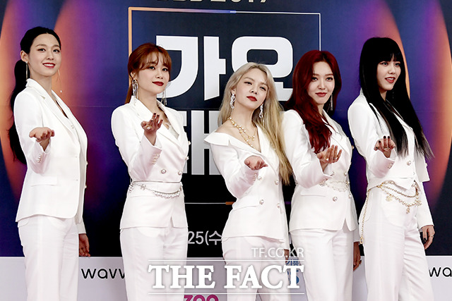 걸그룹 AOA가 25일 오후 서울 구로구 고척스카이돔에서 열린 2019 SBS 가요대전 포토월 행사에 참석해 포즈를 취하고 있다. /이선화 기자