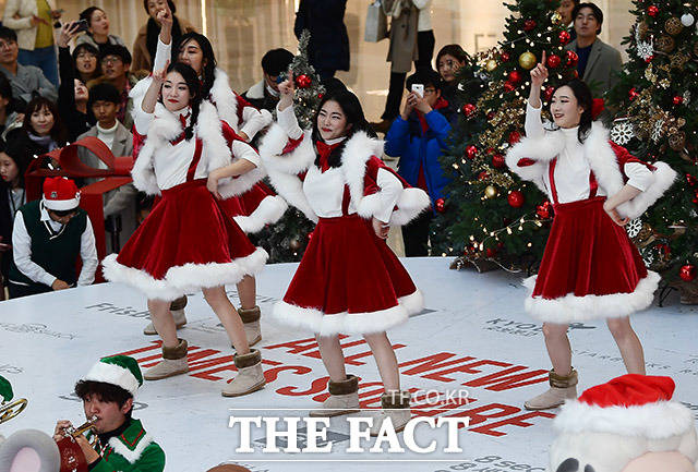 크리스마스인 25일 오후 서울 영등포구 타임스퀘어에서 크리스마스 올 뉴 타임스퀘어 퍼레이드가 열린 가운데 고적대가 멋진 공연을 펼치고 있다. /이동률 기자