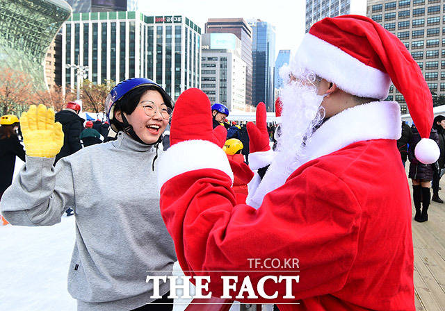 크리스마스인 25일 오후 서울 중구 시청광장 스케이트장을 찾은 시민들이 산타분장을 한 직원들과 인사를 나누고 있다. /이동률 기자