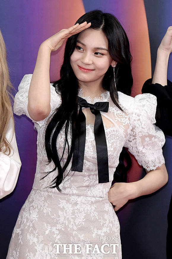 걸그룹 여자친구의 엄지가 25일 오후 서울 구로구 고척스카이돔에서 열린 2019 SBS 가요대전 포토월 행사에 참석해 포즈를 취하고 있다. /이선화 기자