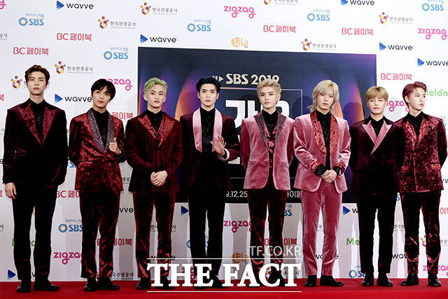 그룹 NCT127이 25일 오후 서울 구로구 고척스카이돔에서 열린 2019 SBS 가요대전 포토월 행사에 참석해 포즈를 취하고 있다. /이선화 기자