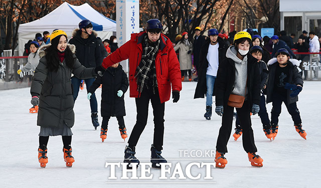 크리스마스인 25일 오후 서울 중구 시청광장 스케이트장을 찾은 시민들이 즐거운 시간을 보내고 있다. /이동률 기자