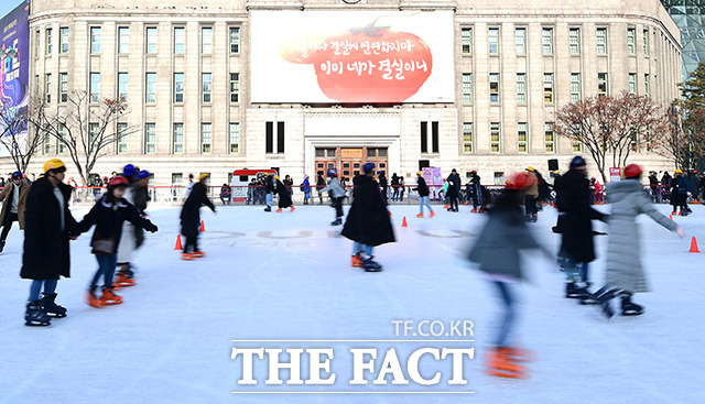 크리스마스인 25일 오후 서울 중구 시청광장 스케이트장을 찾은 시민들이 즐거운 시간을 보내고 있다. /이동률 기자
