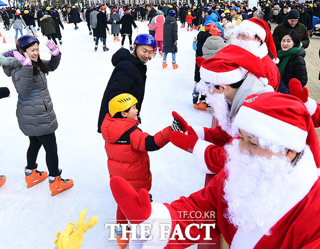 크리스마스인 25일 오후 서울 중구 시청광장 스케이트장을 찾은 시민들이 산타분장을 한 직원들과 인사를 나누고 있다. /이동률 기자