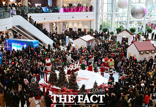 크리스마스인 25일 오후 서울 영등포구 타임스퀘어에서 크리스마스 올 뉴 타임스퀘어 퍼레이드가 열린 가운데 많은 시민들이 고적대의 멋진 공연을 관람하고 있다. /이동률 기자