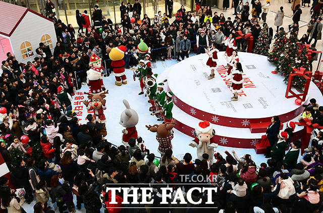 크리스마스인 25일 오후 서울 영등포구 타임스퀘어에서 크리스마스 올 뉴 타임스퀘어 퍼레이드가 열린 가운데 고적대가 멋진 공연을 펼치고 있다. /이동률 기자