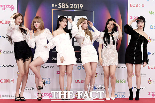 걸그룹 여자친구가 25일 오후 서울 구로구 고척스카이돔에서 열린 2019 SBS 가요대전 포토월 행사에 참석해 포즈를 취하고 있다. /이선화 기자