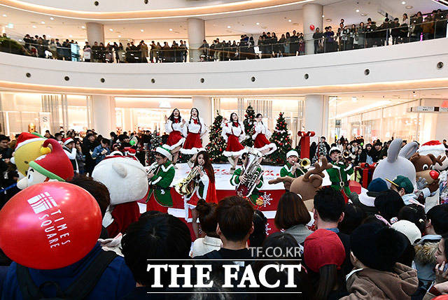 크리스마스인 25일 오후 서울 영등포구 타임스퀘어에서 크리스마스 올 뉴 타임스퀘어 퍼레이드가 열린 가운데 고적대가 멋진 공연을 펼치고 있다. /이동률 기자