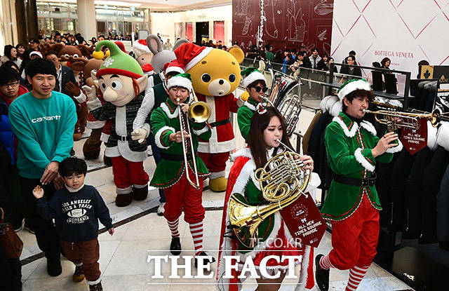 크리스마스인 25일 오후 서울 영등포구 타임스퀘어에서 크리스마스 올 뉴 타임스퀘어 퍼레이드가 열린 가운데 고적대가 멋진 공연을 펼치고 있다. /이동률 기자