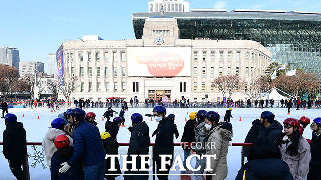 크리스마스인 25일 오후 서울 중구 시청광장 스케이트장을 찾은 시민들이 즐거운 시간을 보내고 있다. /이동률 기자