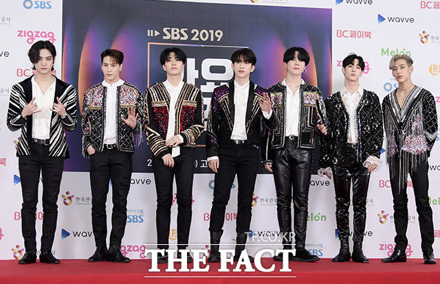 그룹 갓세븐이 25일 오후 서울 구로구 고척스카이돔에서 열린 2019 SBS 가요대전 포토월 행사에 참석해 포즈를 취하고 있다. /이선화 기자