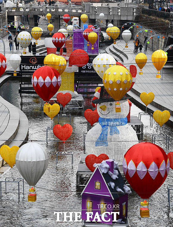 크리스마스인 25일 오후 서울 중구 청계광장일대의 시민들이 크리스마스 조형물을 보고 즐거움을 만끽하고있다. /이동률 기자