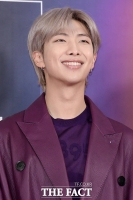 [TF포토] 방탄소년단 RM, '아미 사로잡은 초승달 미소'