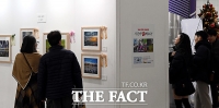 [TF포토] 더팩트 사진전, 수상작 바라보는 시민들
