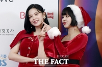 [TF포토] 트와이스 정연-채영, '볼 콕! 소녀 산타'