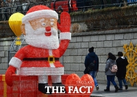 [TF포토] 청계천에 등장한 산타
