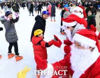 [TF포토] 스케이트장에 등장한 산타
