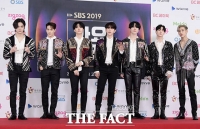 [TF포토] 갓세븐, '시선 사로잡는 반짝이 슈트’