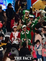 [TF포토] 인파 뚫고 입장하는 고적대