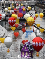 [TF포토] 청계천 가득 메운 크리스마스 조형물