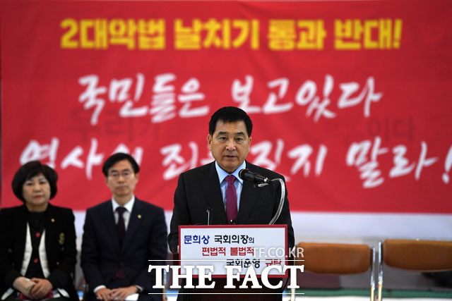 심재철 자유한국당 원내대표가 26일 오전 서울 여의도 국회 로텐더홀에서 열린 최고위원회의에 참석해 모두발언을 하고 있다./국회=남윤호 기자