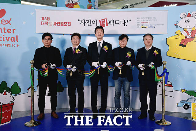 제3회 더팩트 사진 공모전 사진이 더 팩트다! 시상식이 26일 오후 열린 가운데 김상규 더팩트 대표이사(가운데)와 박순규 더팩트 편집국장, 이동희 한국사진기자협회 회장, 이근영 한국인터넷신문협회 회장, 정규성 한국기자협회 회장(왼쪽부터)이 테이프 커팅을 하고 있다. /이선화 기자