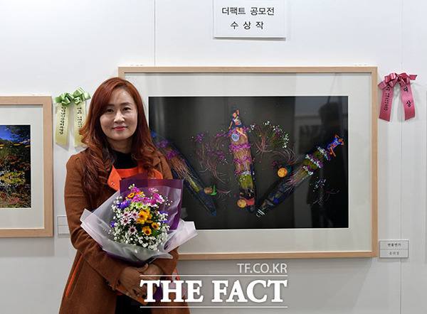 제3회 더팩트 사진 공모전 사진이 더 팩트다! 시상식이 26일 오후 서울 강남구 삼성동 코엑스 무역센터에서 열렸다. 이날 윤위정 씨는 작품 연꽃연가로 대상을 수상했다. /이덕인 기자