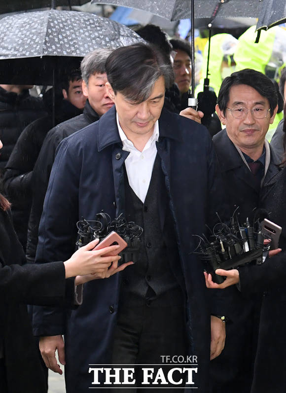 유재수 전 부산부시장의 감찰 무마 의혹을 받고 있는 조국 전 법무부 장관이 26일 오전 서울 송파구 서울동부지방법원에서 열린 구속 전 피의자 심문(영장실질심사)을 받기 위해 들어서고 있다./서울동부지법=임세준 기자