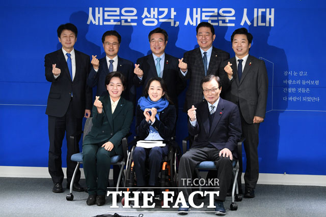 이해찬(오른쪽 아래) 민주당 대표와 최혜영 교수가 손 하트를 만들어 보이고 있다.