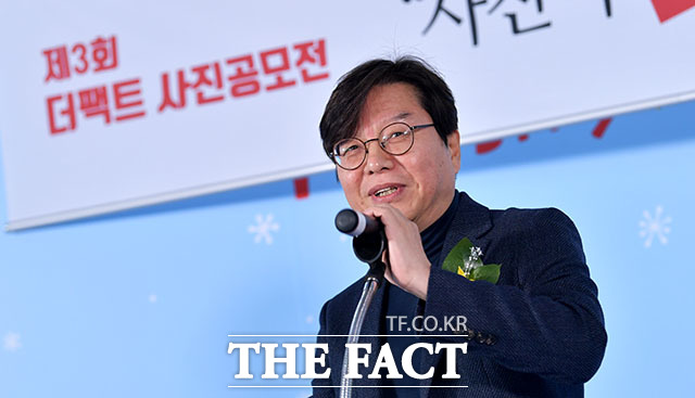 제3회 더팩트 사진 공모전 사진이 더 팩트다! 시상식이 26일 오후 서울 강남구 삼성동 코엑스 무역센터에서 열린 가운데 이근영 한국인터넷신문협회장이 축사를 하고 있다. /이덕인 기자