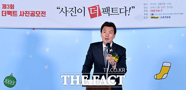 제3회 더팩트 사진 공모전 사진이 더 팩트다! 시상식이 26일 오후 서울 강남구 삼성동 코엑스 무역센터에서 열린 가운데 김상규 더팩트 대표이사가 축사를 하고 있다. /이덕인 기자