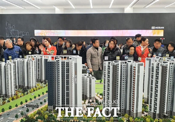 정부의 12·16 부동산 대책 발표 이후에도 강남권 청약 시장의 열기는 식지 않는 모습이다. 사진은 호반써밋 송파 1·2차 견본주택 내부 모습. /호반건설 제공