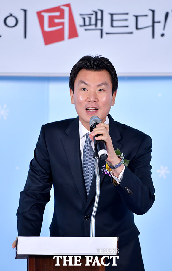 제3회 더팩트 사진 공모전 사진이 더 팩트다! 시상식이 26일 오후 서울 강남구 삼성동 코엑스 무역센터에서 열린 가운데 김상규 더팩트 대표이사가 축사를 하고 있다. /이덕인 기자