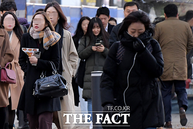 기상청은 금요일인 27일 아침 기온이 전날보다 4~7도 이상 떨어지며 춥다고 예보했다. 특히 중부지방은 바람이 불면서 체감온도가 영하 16도로 낮겠다. /더팩트 DB
