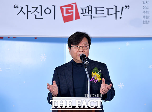 제3회 더팩트 사진 공모전 사진이 더 팩트다! 시상식이 26일 오후 서울 강남구 삼성동 코엑스 무역센터에서 열린 가운데 이근영 한국인터넷신문협회장이 축사를 하고 있다. /이덕인 기자