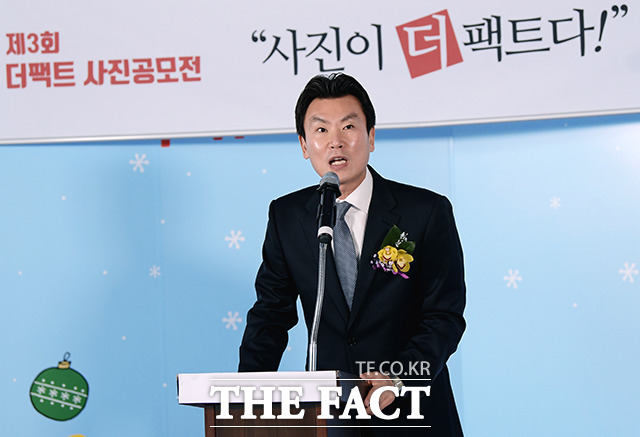 제3회 더팩트 사진 공모전 사진이 더 팩트다! 시상식이 26일 오후 열린 가운데 김상규 더팩트 대표이사가 축사를 하고 있다. /이선화 기자