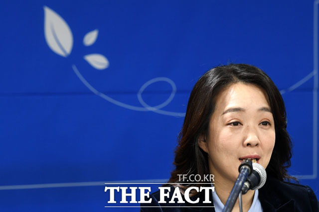 최혜영 강동대 사회복지학과 교수가 더불어민주당 인재영입 1호로 발표되면서 정가의 관심이 모아지고 있다. 최혜형 교수는 올해 마흔 살의, 척수장애가 있는 장애인이다. 정치를 하기에는 별로 가진 것 없는 평범한 여성이라고 본인을 소개했다. /남윤호 기자