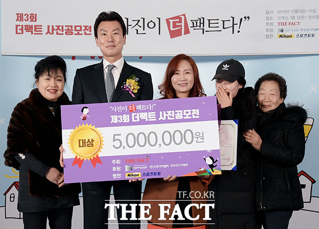 26일 강남구 삼성동 코엑스에서 열린 사진전 시상식에서 윤위정 씨(가운데)는 대상 수상과 함께 500만 원의 상금을 수상했다. 시상식에는 윤 씨의 가족들이 참여해 축하의 목소리를 높였다. 왼쪽에서 두 번째는 김상규 더팩트 대표이사. / 이선화 기자