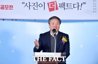 [TF포토] 사진전 축사하는 정규성 한국기자협회장