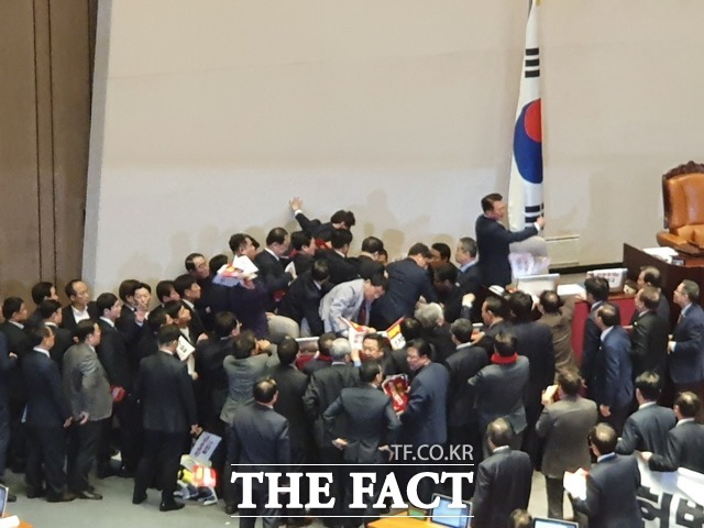 문희상 국회의장은 27일 1시간가량 의장석 이동을 막아선 한국당 의원들과 육탄전을 벌이다 약 1시간 만에 의장석 착석에 성공해 본회의를 개의, 선거법 개정안, 예산부수법안, 민생법안 을 처리했다. /박숙현 기자